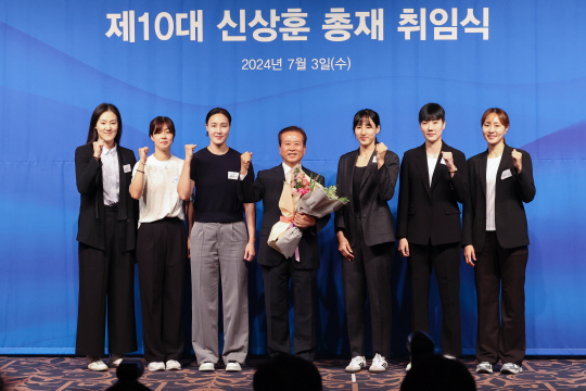 신상훈 한국여자농구연맹(WKBL) 신임 총재가 3일 서울 강남구 호텔리베라에서 열린 취임식에서 선수들에게 꽃다발을 받은 뒤 함께 기념사진을 찍고 있다. 왼쪽부터 삼성생명 배혜윤, 신한은행 이경은, 하나은행 김정은, 신 총재, 우리은행 김단비, BNK 썸 박혜진, KB스타즈 염윤아. [연합뉴스 제공]